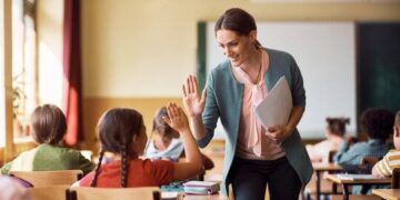 Teachers pay dispute shuts schools for months in Nigerian capital – France 24