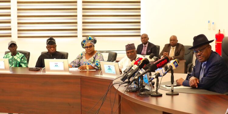 BREAKING: FCT Teachers Join Nigerian Students’ Mass Protest Over Continued Closure Of Abuja Schools Under Minister Wike – Sahara Reporters