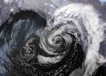 Flights cancelled and thousands without power after Australia hit by ‘bomb cyclone’ – The Independent