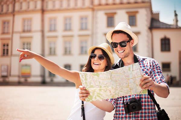 Tourists view scenery along moat in Jinan, China’s Shandong – Xinhua | English.news.cn – 新华网