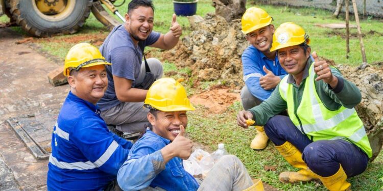 2M Filipino workers to benefit from $100 pay hike bid – The Manila Times
