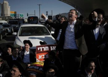 Protesters rally in Bangkok to demand Thai prime minister’s resignation over leaked Cambodia call – AP News