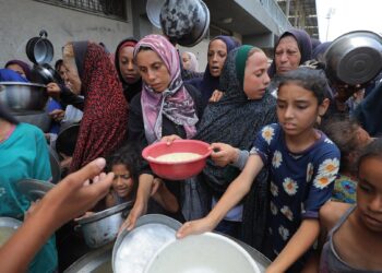 Israeli fire again kills Gaza aid-seekers as US envoy meets with hostages’ families – AP News