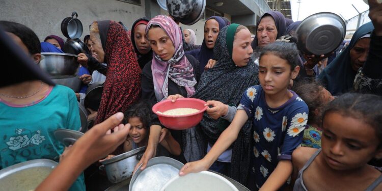 Israeli fire again kills Gaza aid-seekers as US envoy meets with hostages’ families – AP News