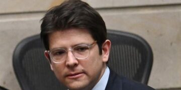 Colombian senator and would-be presidential candidate is shot and wounded at Bogota rally – AP News