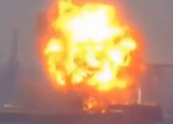 At least 2 dead, 33 injured following explosion, blaze at warehouse in Karachi – Dawn