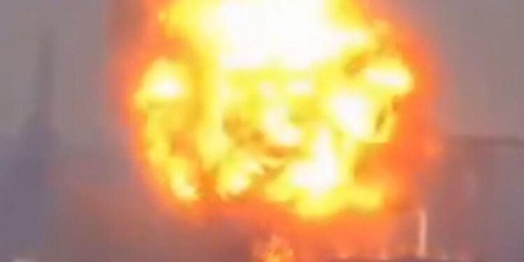 At least 2 dead, 33 injured following explosion, blaze at warehouse in Karachi – Dawn