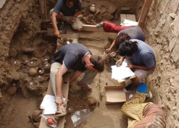 Photos from Egypt show archaeologists and divers recovering ancient artifacts from the seabed – AP News