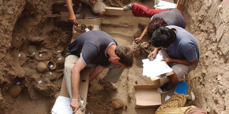 Photos from Egypt show archaeologists and divers recovering ancient artifacts from the seabed – AP News