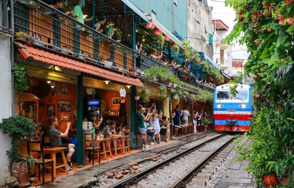 Hanoi’s ‘train street’ lures tourists despite safety fears | Daily Sabah – Daily Sabah