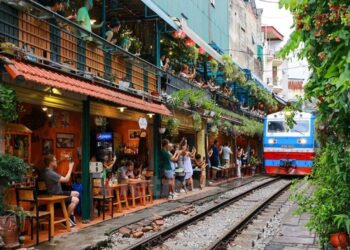 Hanoi’s ‘train street’ lures tourists despite safety fears | Daily Sabah – Daily Sabah