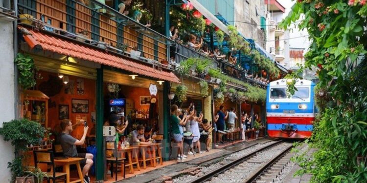 Hanoi’s ‘train street’ lures tourists despite safety fears | Daily Sabah – Daily Sabah