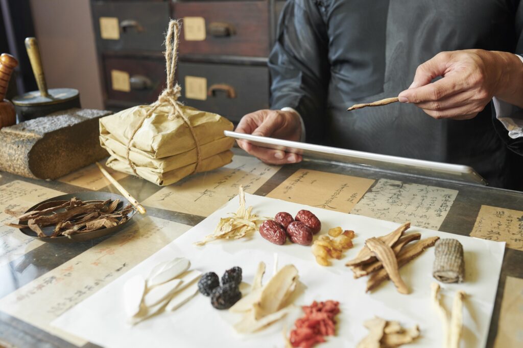 Foreign youth fell in love with magical Traditional Chinese Medicine in Foshan – Guangdong News