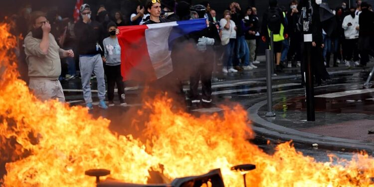 Nationwide French strike cuts French electricity production – Reuters