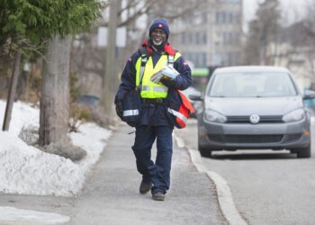 Canada Post workers picket in Montreal, as they walk off the job across the country – CityNews Montreal