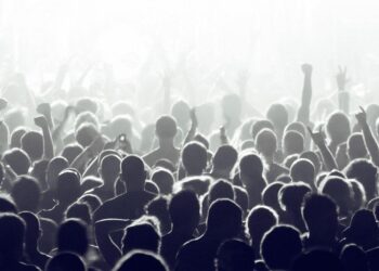 Crowds chant outlawed anti-Putin songs in rare St Petersburg protest – lbc.co.uk