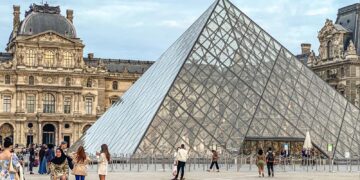 Everything we know about the Louvre jewellery heist – BBC