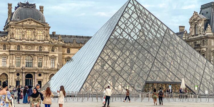 Everything we know about the Louvre jewellery heist – BBC