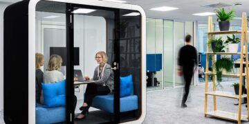 Busy Muscovites welcome sound-proof booths for making calls from metro stations – Reuters