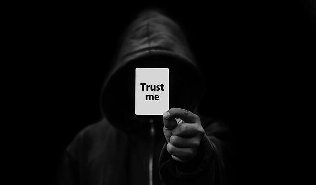 Blind trust costs Ahmedabad jeweller gold worth Rs 42.3 lakh; duped by man posing as jeweller from Vadoda – The Times of India