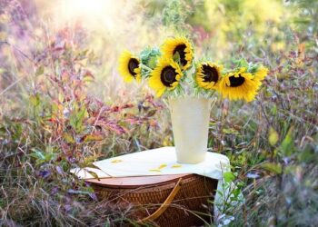 The Provincial Women’s Union offered flowers to commemorate President Ho Chi Minh and comrade Nguyen Thi Minh Khai. – baonghean.vn