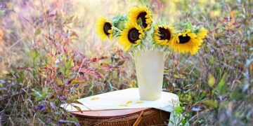 The Provincial Women’s Union offered flowers to commemorate President Ho Chi Minh and comrade Nguyen Thi Minh Khai. – baonghean.vn