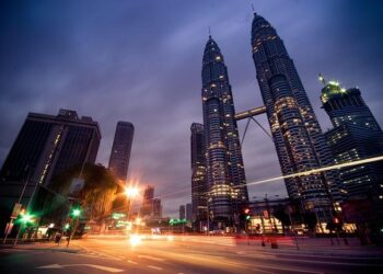 Kuala Lumpur Comes To Life At Night – Live and Let’s Fly