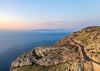 Drone footage shows Bondi Beach gunmen on bridge – BBC