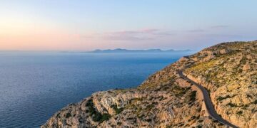 Drone footage shows Bondi Beach gunmen on bridge – BBC