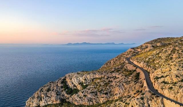 Drone footage shows Bondi Beach gunmen on bridge – BBC