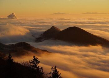 Fog hits Karachi, flights rescheduled and delayed – The Express Tribune