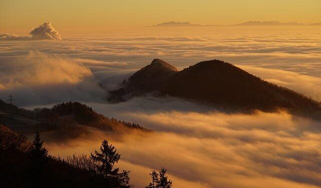 Fog hits Karachi, flights rescheduled and delayed – The Express Tribune