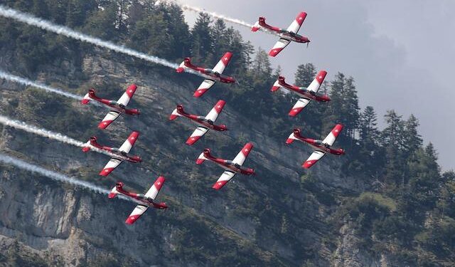 Chinese aerobatic teams thrill Changchun Air Show with spectacular stunts – news.cgtn.com