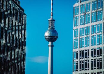 Free solo climber Alex Honnold conquers one of the world’s tallest buildings – CNN