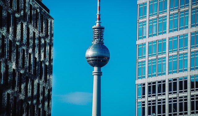 Free solo climber Alex Honnold conquers one of the world’s tallest buildings – CNN
