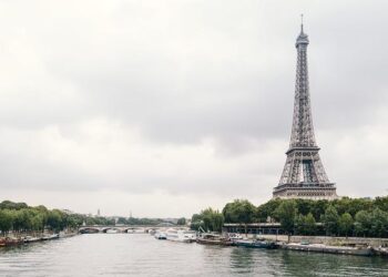 Parisian Girls Won’t Stop Wearing These 5 Street Style Trends – glamour.com