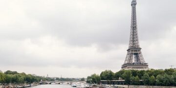 Parisian Girls Won’t Stop Wearing These 5 Street Style Trends – glamour.com