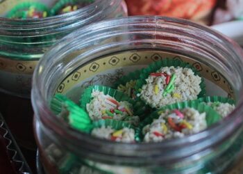 Eid shopping surges in Karachi as ‘Kashmiri’ bangles and kaftans gain popularity – Pakistan Today