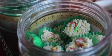 Eid shopping surges in Karachi as ‘Kashmiri’ bangles and kaftans gain popularity – Pakistan Today