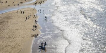 Netherlands: Filipino & Indonesian cleaners at luxury Amsterdam gym, Saints & Stars, allegedly forced to work 17 hour days and share beds with strangers; incl. co. comment – Business and Human Rights Centre