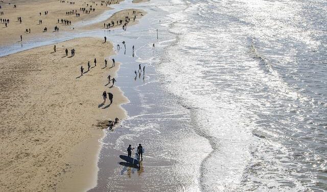 Netherlands: Filipino & Indonesian cleaners at luxury Amsterdam gym, Saints & Stars, allegedly forced to work 17 hour days and share beds with strangers; incl. co. comment – Business and Human Rights Centre