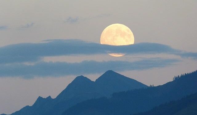 Super moon seen in Yangon, Myanmar – Xinhua