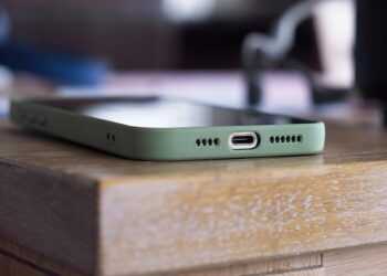 Videos Show Workers Rioting at iPhone Making Plant in China – Business Insider