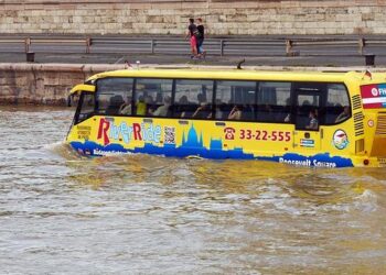 Tourist bus catches fire along EDSA – MSN
