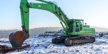 Floating hydraulic excavator to clean creeks – The Times of India