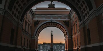Russia on fire as multiple ‘explosions’ rip through huge St Petersburg market – Daily Express