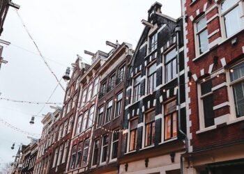 Amsterdam Bans Airline Ads As Flying Becomes The New Smoking – Live and Let’s Fly