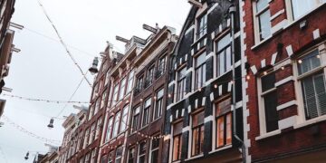 Amsterdam Bans Airline Ads As Flying Becomes The New Smoking – Live and Let’s Fly