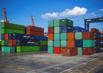 US container imports dip in April amid Middle East and trade tensions – Yahoo Finance