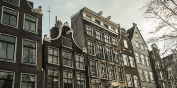 Dutch authorities seek 2 suspects in an explosion outside an Amsterdam Jewish school – AP News